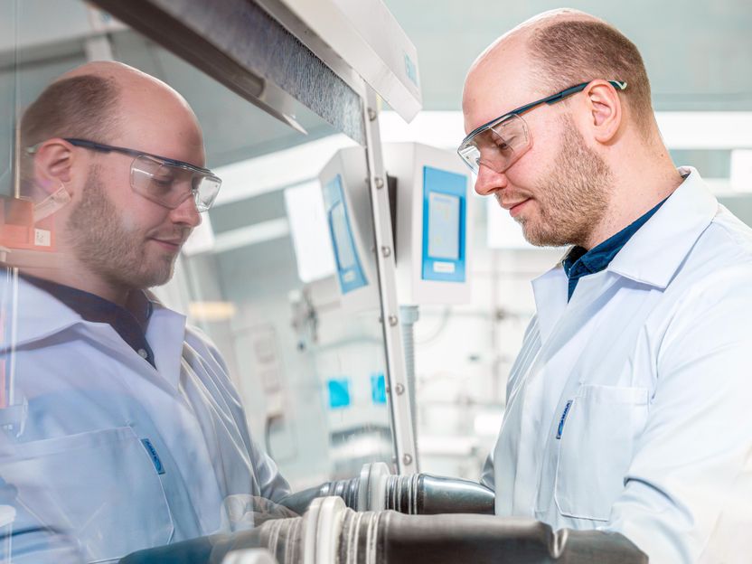 Capturing carbon dioxide with an electrochemical process